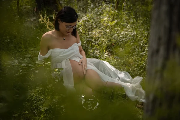 La forêt est une valeur sûre pour un shooting grossesse en extérieur